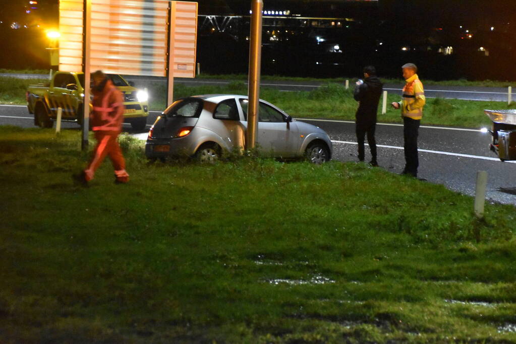 Automobilist vliegt uit de bocht en klapt op lantaarnpaal