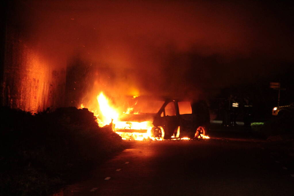 Bestelbus uitgebrand onder viaduct