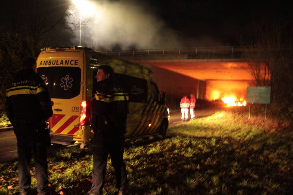 Bestelbus uitgebrand onder viaduct