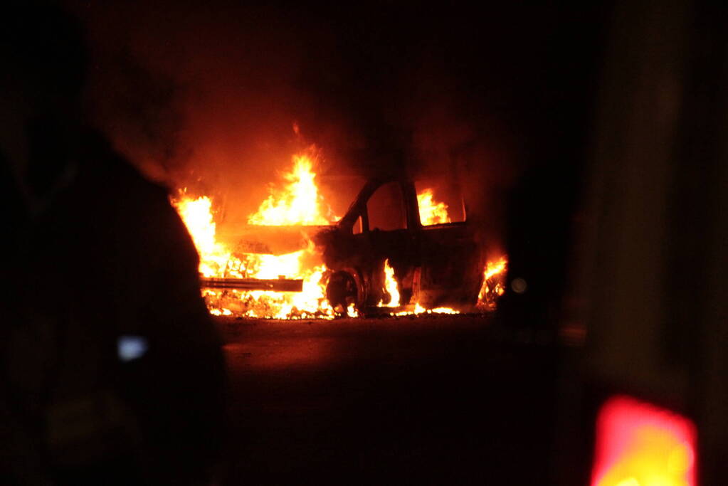 Bestelbus uitgebrand onder viaduct