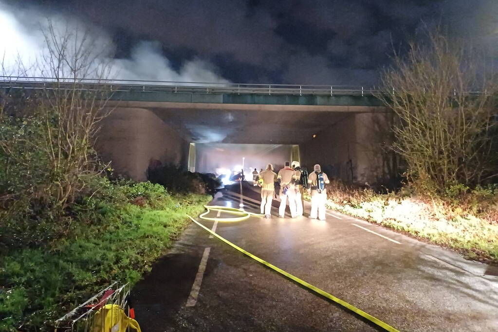 Bestelbus uitgebrand onder viaduct