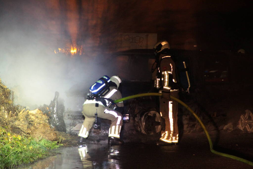 Bestelbus uitgebrand onder viaduct