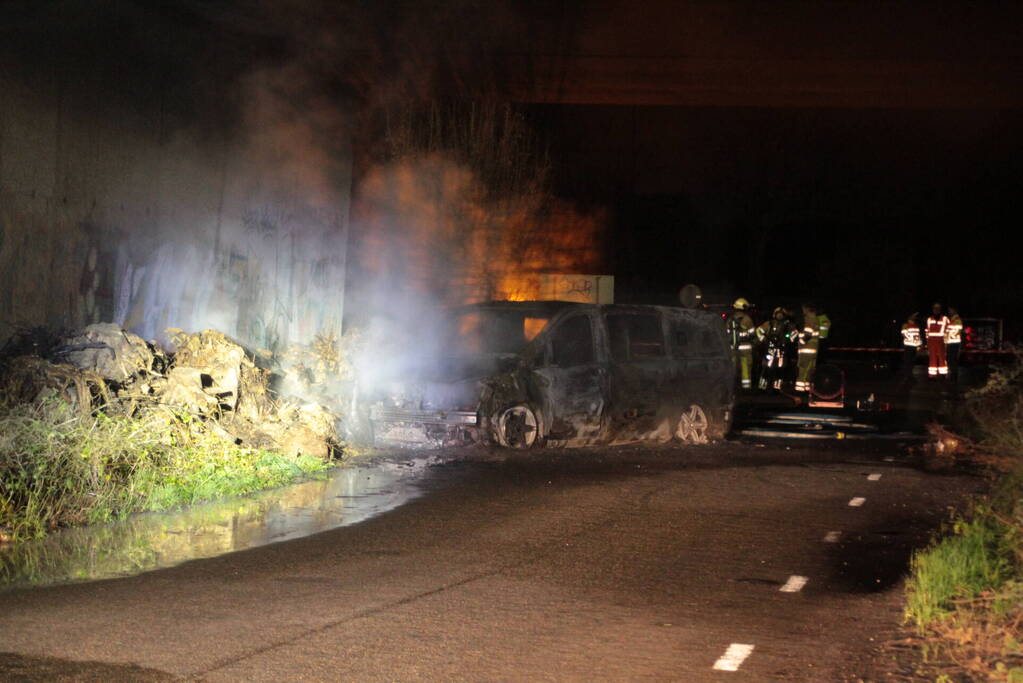 Bestelbus uitgebrand onder viaduct