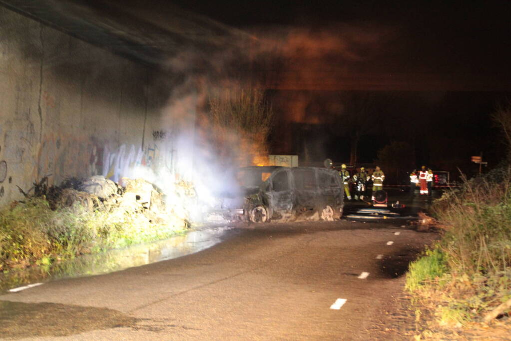 Bestelbus uitgebrand onder viaduct