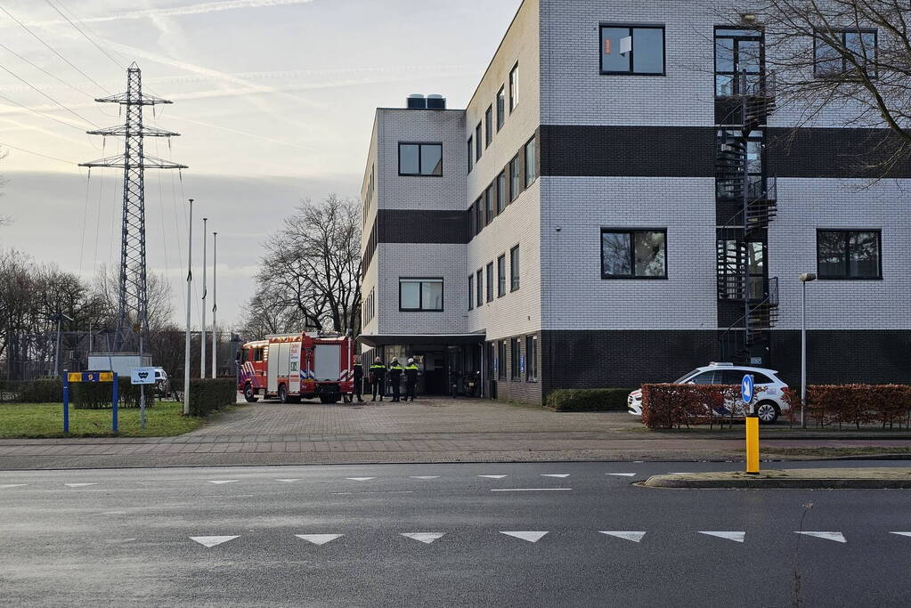 Brandweer onderzoekt hinderlijke lucht in gebouw