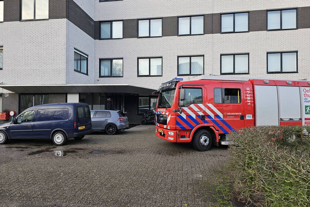 Brandweer onderzoekt hinderlijke lucht in gebouw