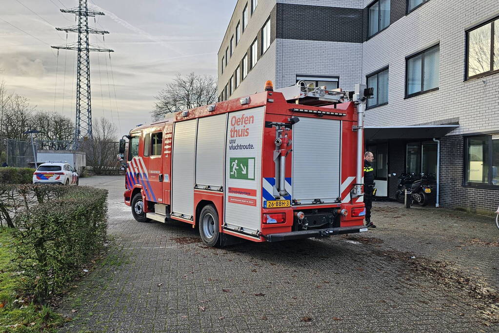 Brandweer onderzoekt hinderlijke lucht in gebouw