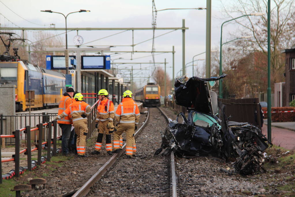 Enorme ravage nadat trein op auto botst