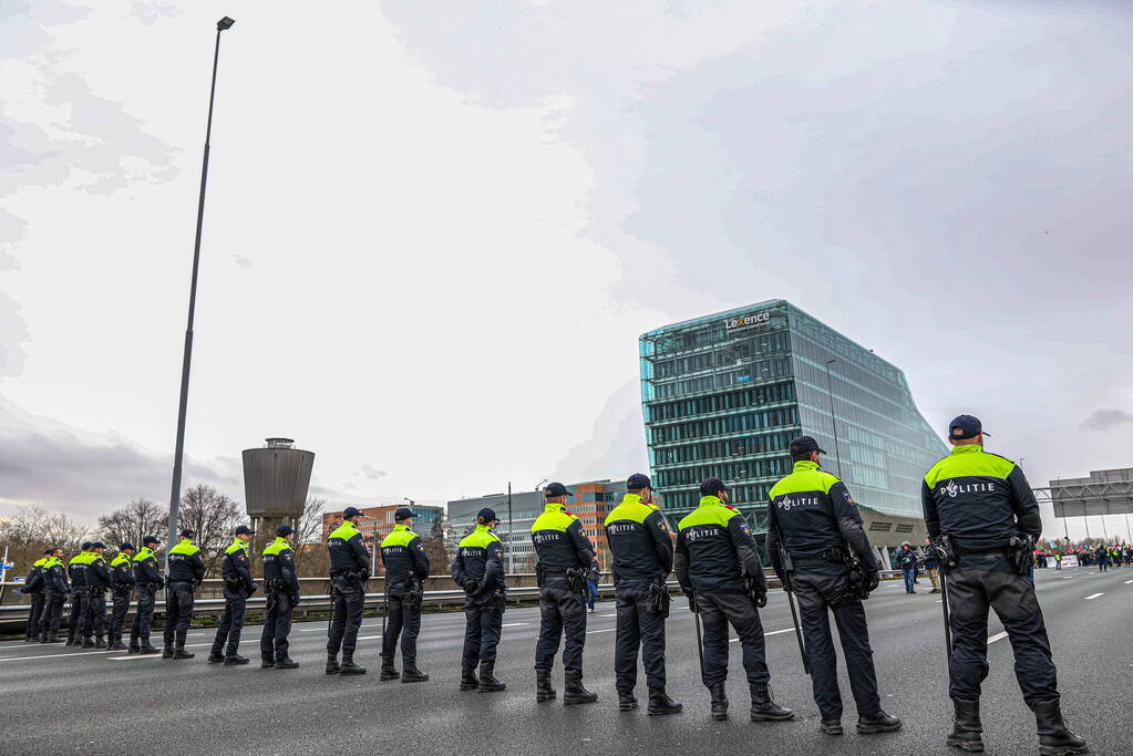 Snelweg urenlang geblokkeerd door demonstranten