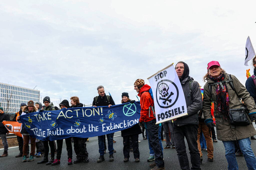 Snelweg urenlang geblokkeerd door demonstranten