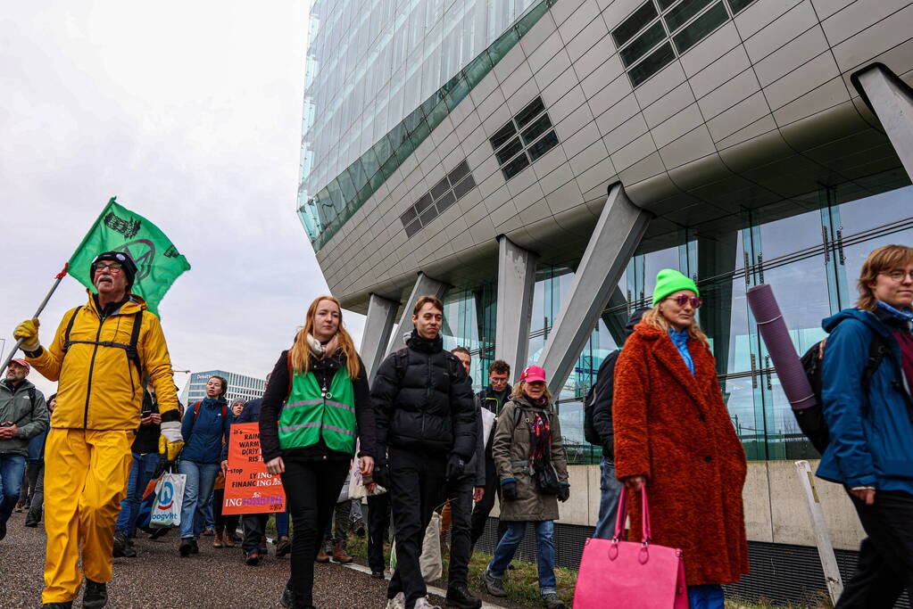 Snelweg urenlang geblokkeerd door demonstranten