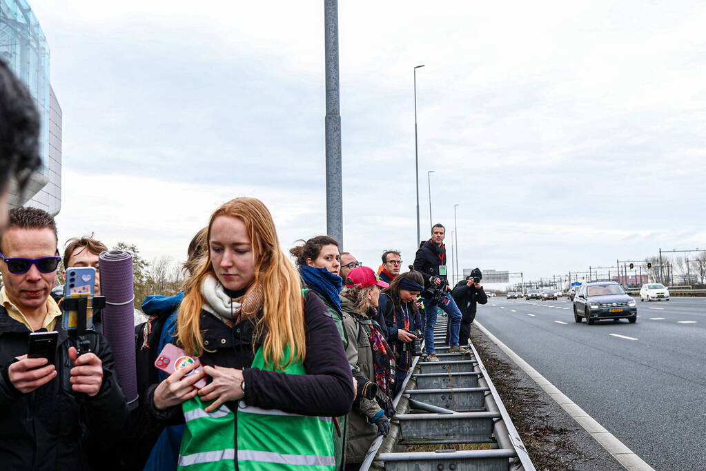 Snelweg urenlang geblokkeerd door demonstranten