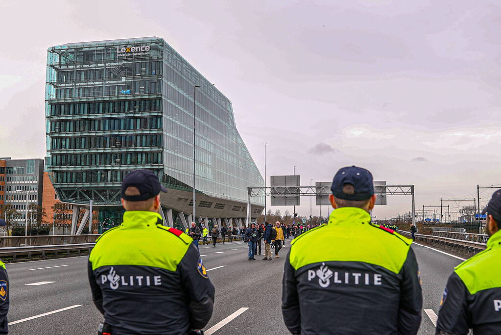 Snelweg urenlang geblokkeerd door demonstranten