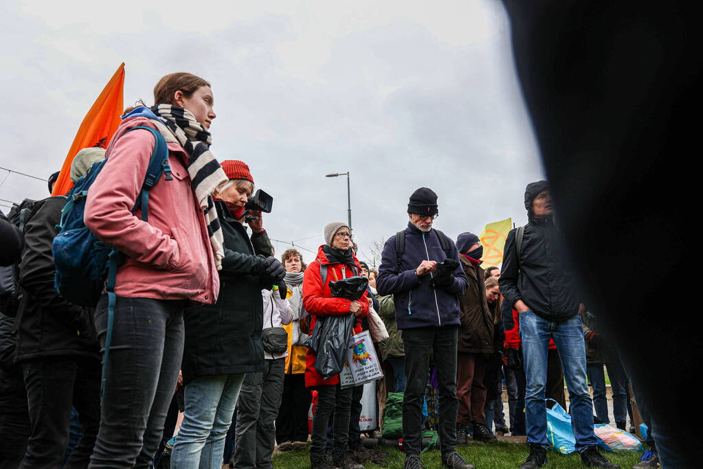 Snelweg urenlang geblokkeerd door demonstranten