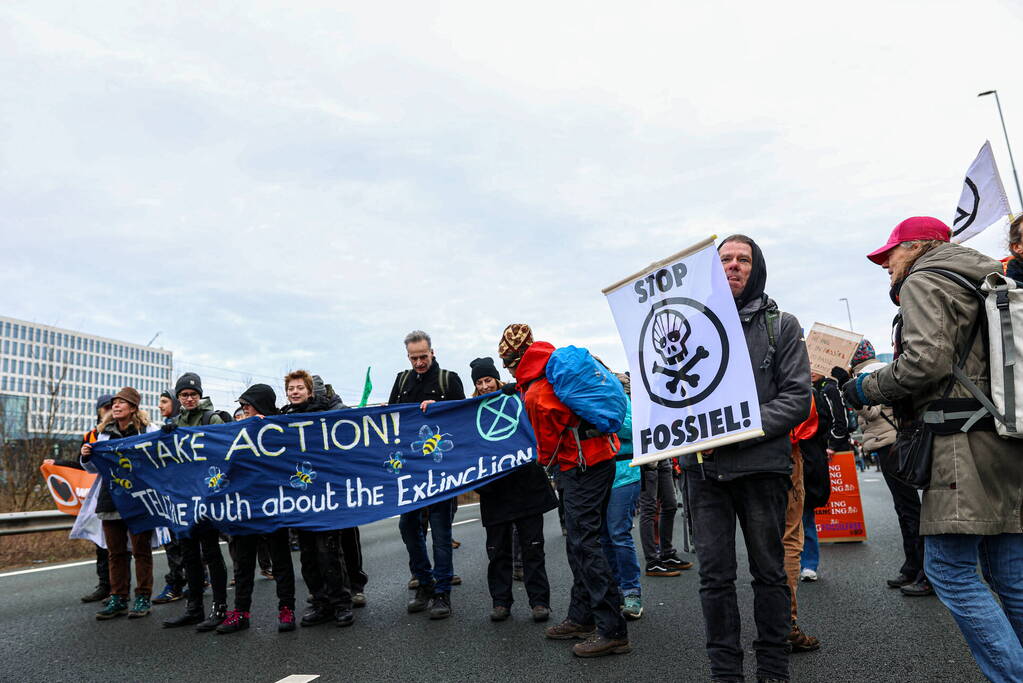 Snelweg urenlang geblokkeerd door demonstranten