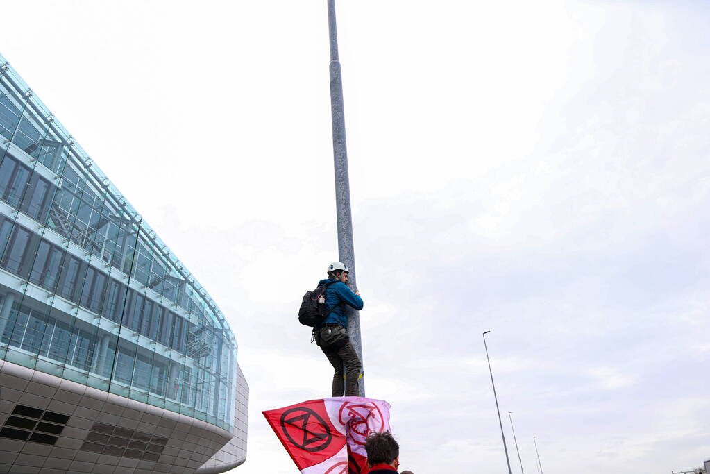 Snelweg urenlang geblokkeerd door demonstranten