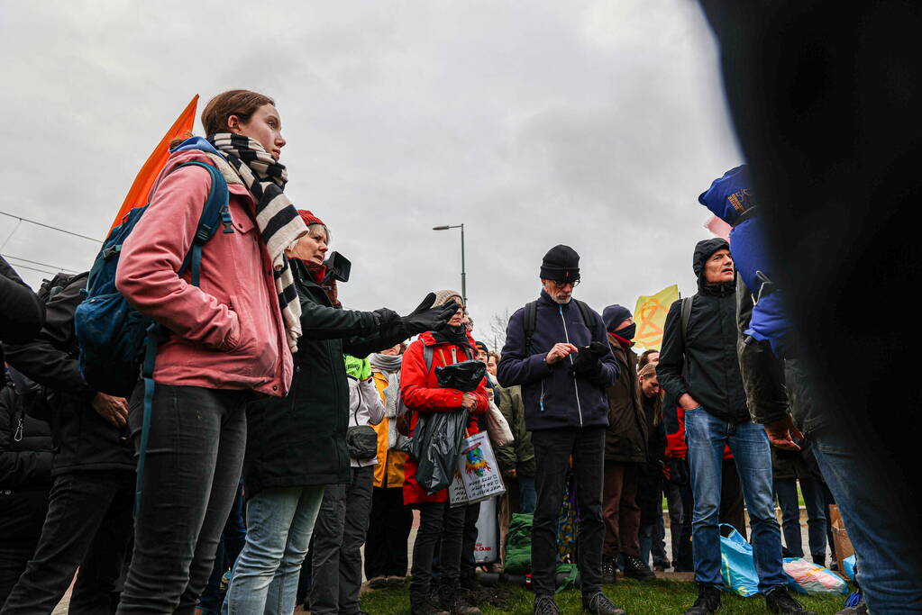 Snelweg urenlang geblokkeerd door demonstranten