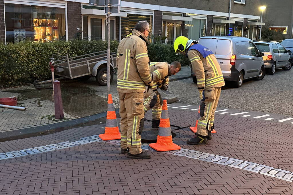 Brandweer doet onderzoek naar gaslucht in woning