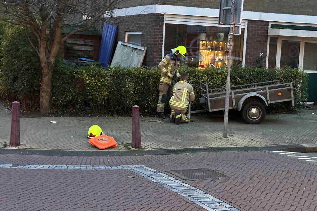 Brandweer doet onderzoek naar gaslucht in woning