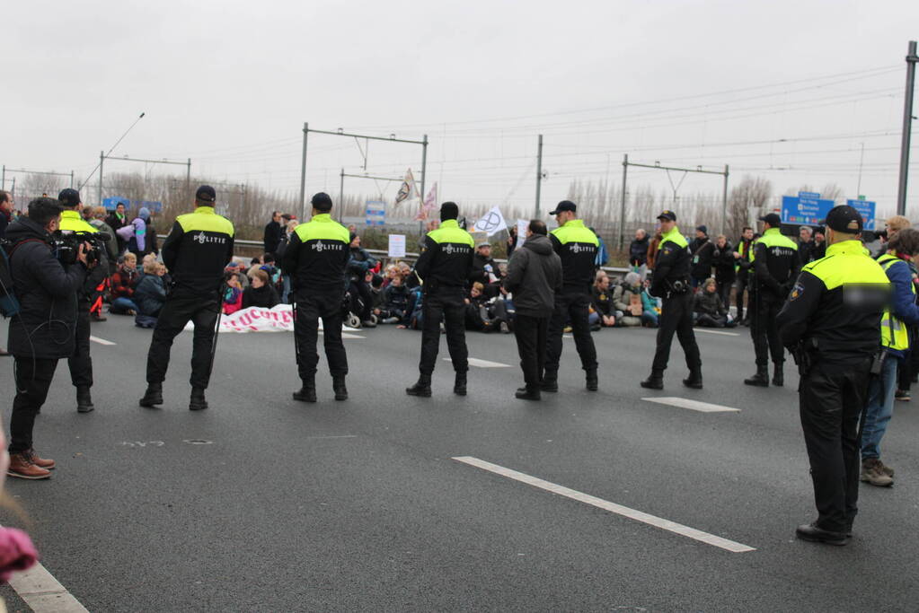 Demonstranten worden van de A10 gehaald na demonstratie