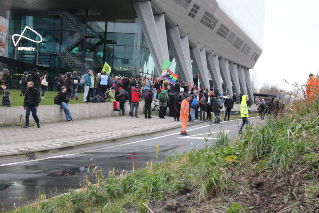 Demonstranten worden van de A10 gehaald na demonstratie