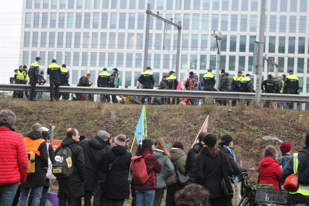 Demonstranten worden van de A10 gehaald na demonstratie