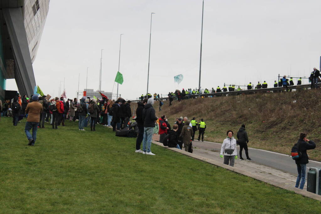 Demonstranten worden van de A10 gehaald na demonstratie