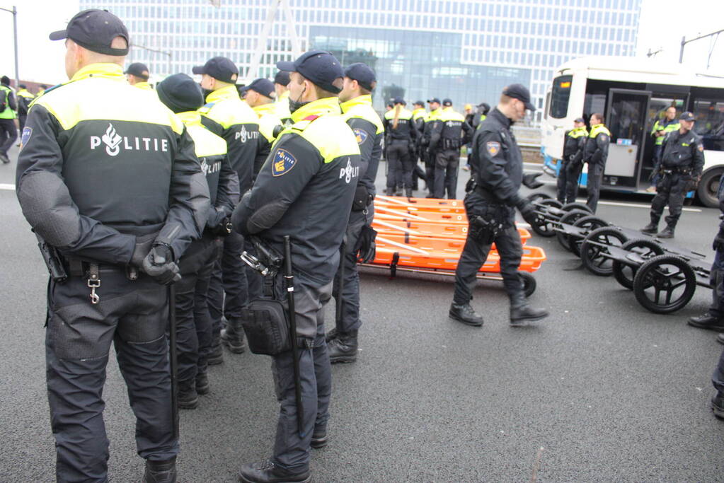 Demonstranten worden van de A10 gehaald na demonstratie