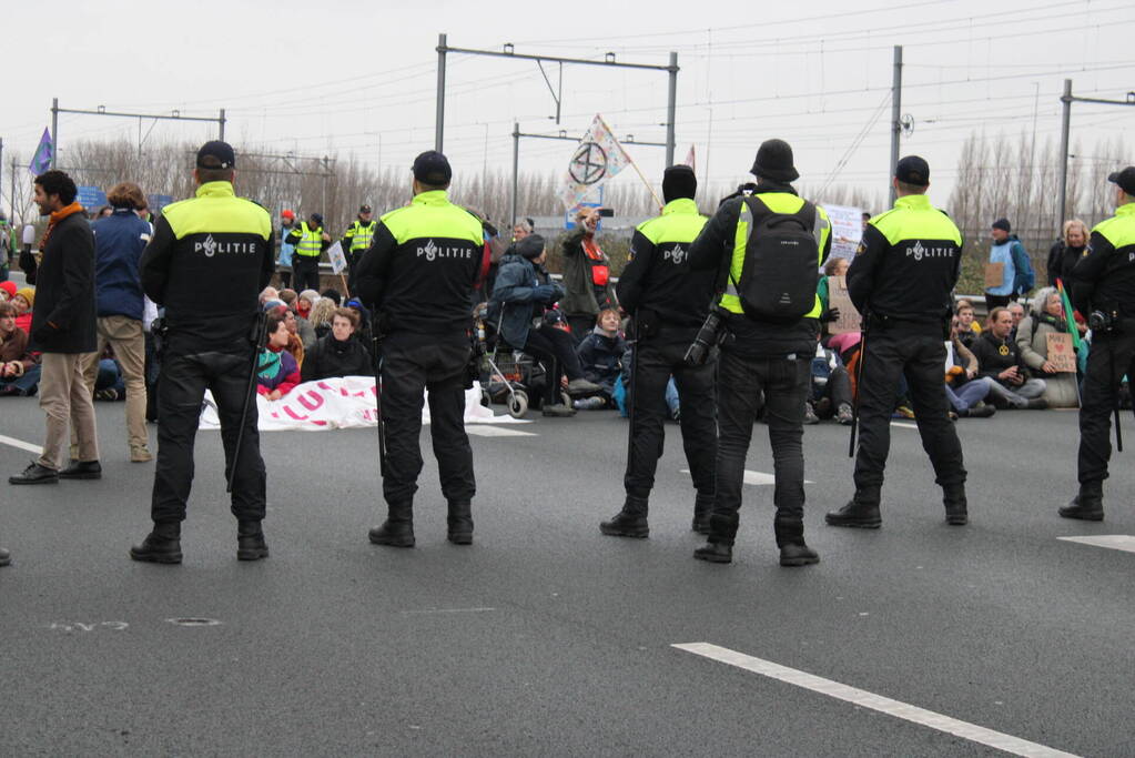 Demonstranten worden van de A10 gehaald na demonstratie