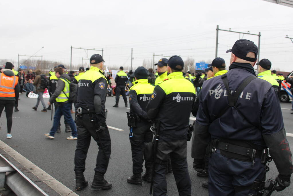 Demonstranten worden van de A10 gehaald na demonstratie