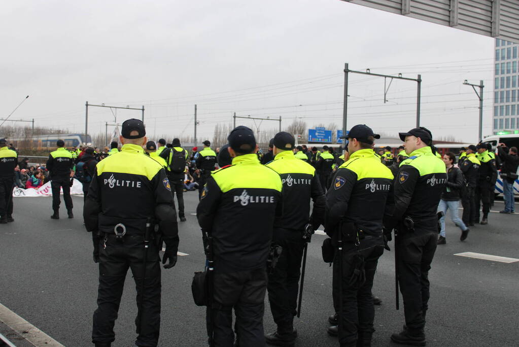 Demonstranten worden van de A10 gehaald na demonstratie