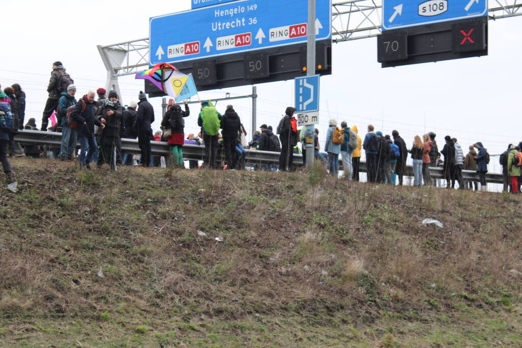 Demonstranten worden van de A10 gehaald na demonstratie