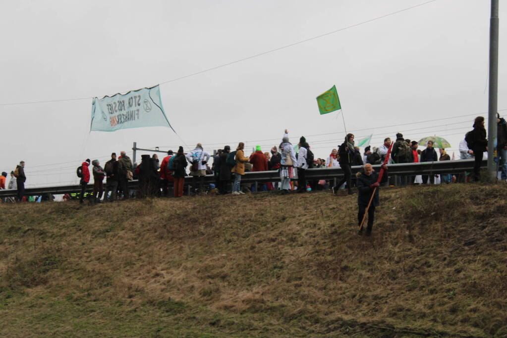 Demonstranten worden van de A10 gehaald na demonstratie