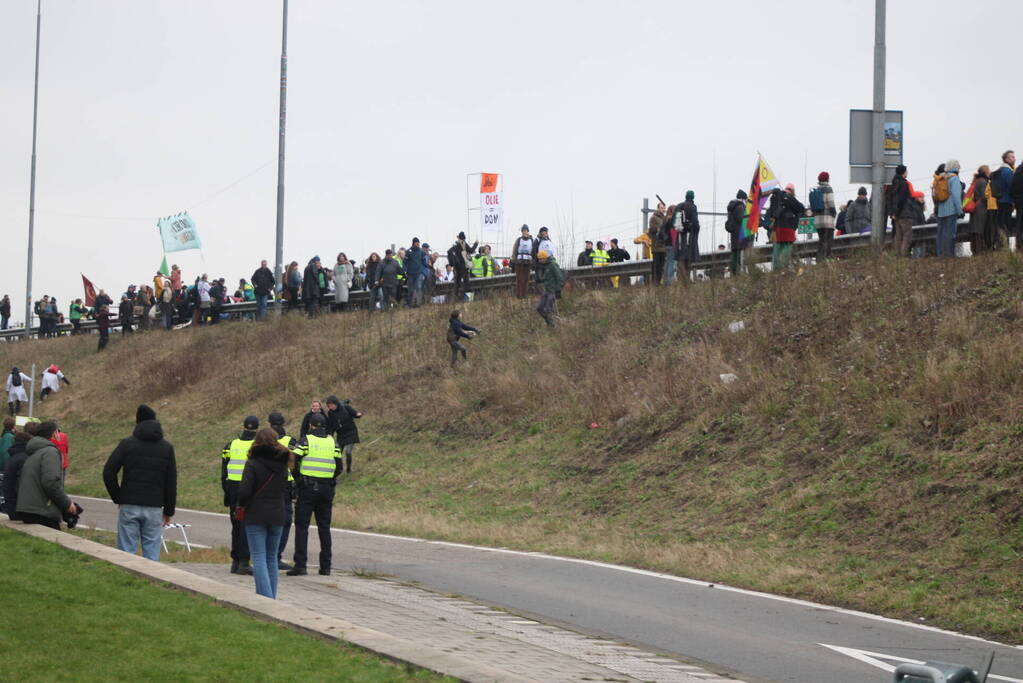 Demonstranten worden van de A10 gehaald na demonstratie