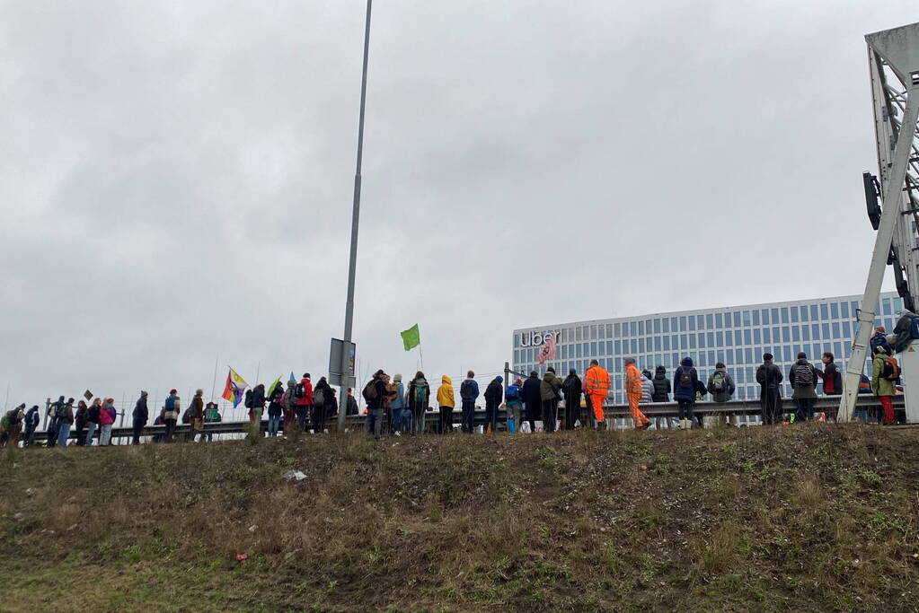 Demonstranten worden van de A10 gehaald na demonstratie