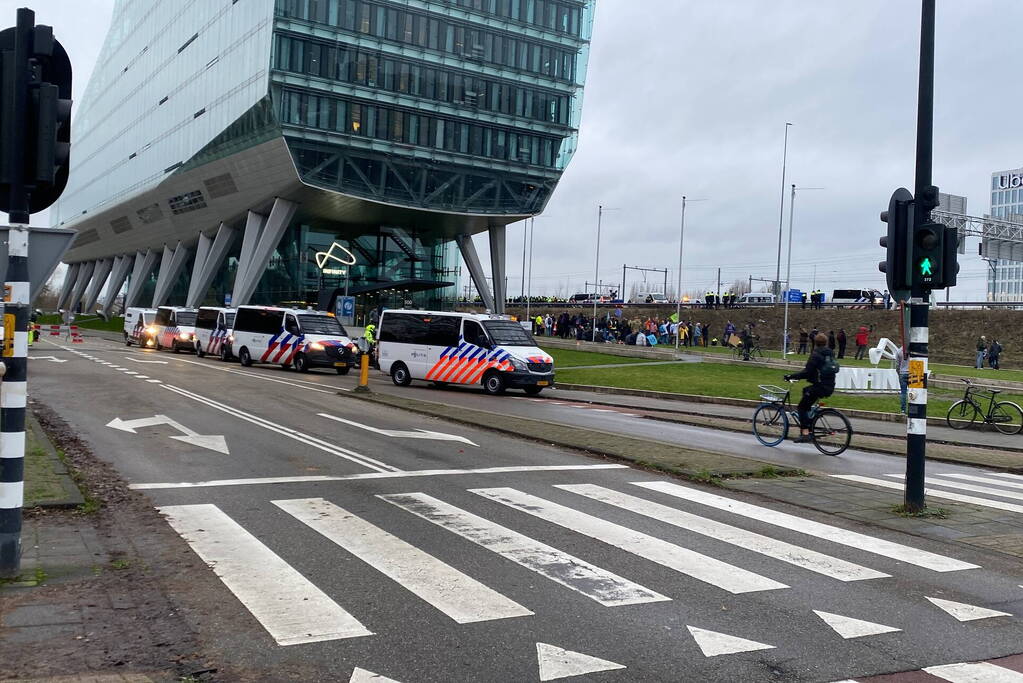 Demonstranten worden van de A10 gehaald na demonstratie