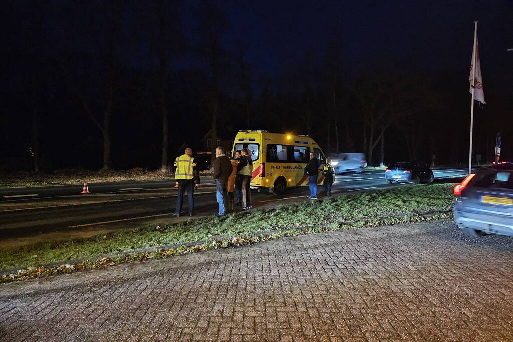 Ruiter met paard aangereden door personenauto