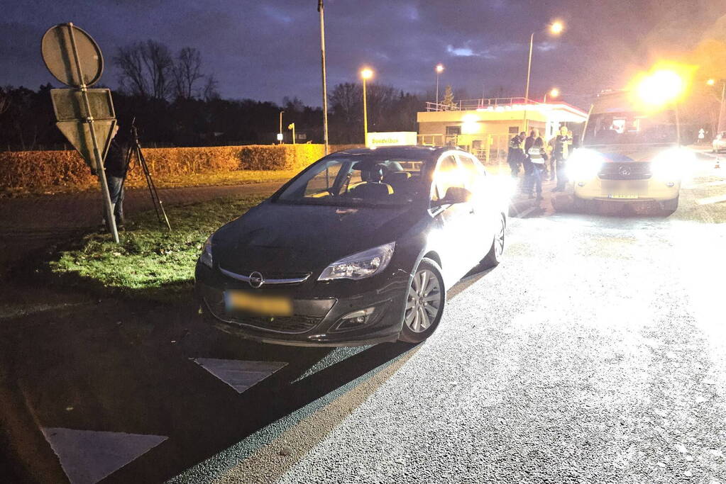 Ruiter met paard aangereden door personenauto