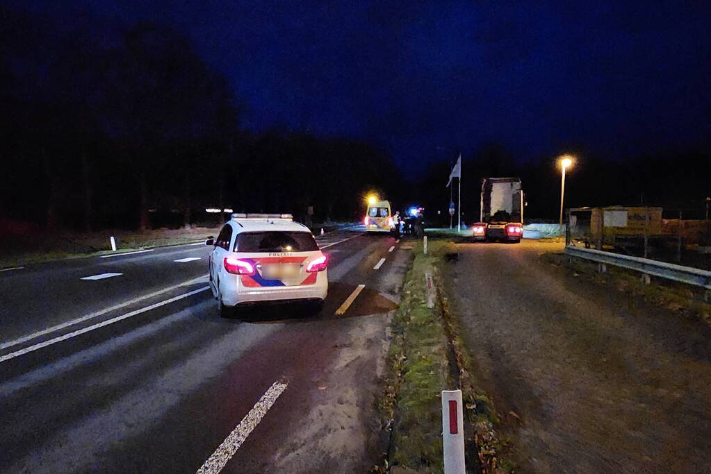 Ruiter met paard aangereden door personenauto