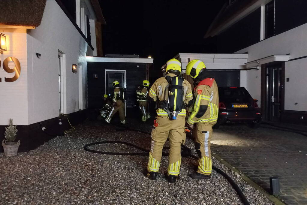 Afvalbrand bij woning