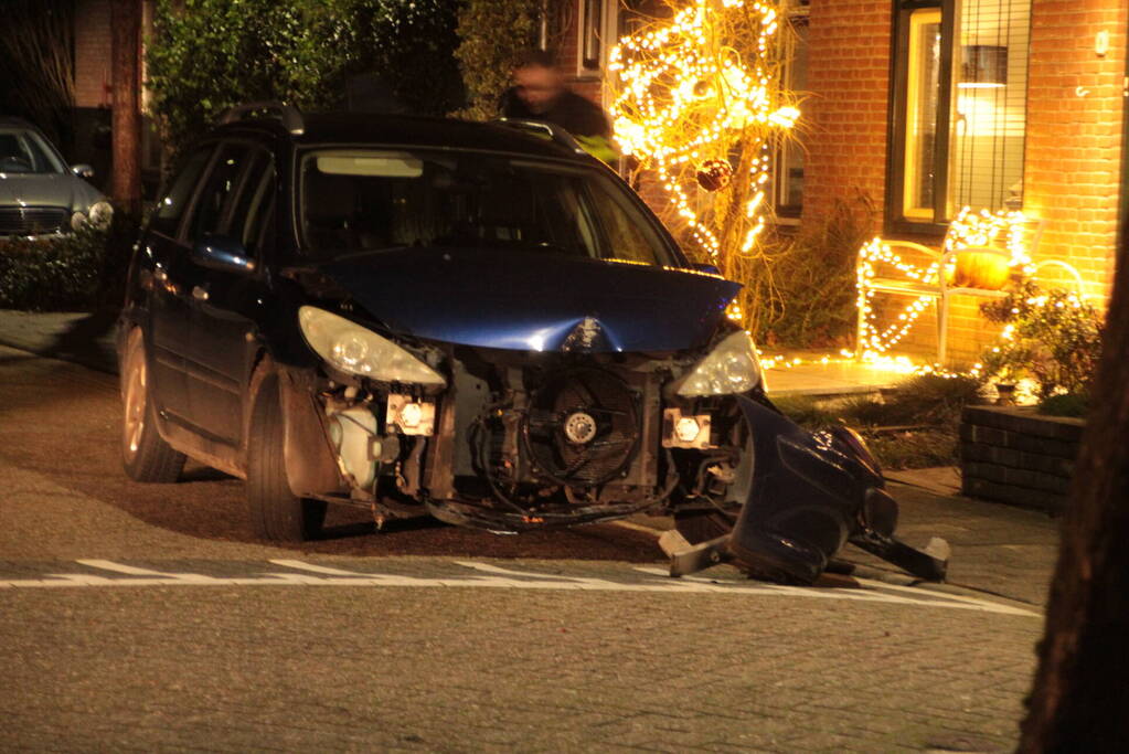 Personenauto komt tot stilstand tegen boom