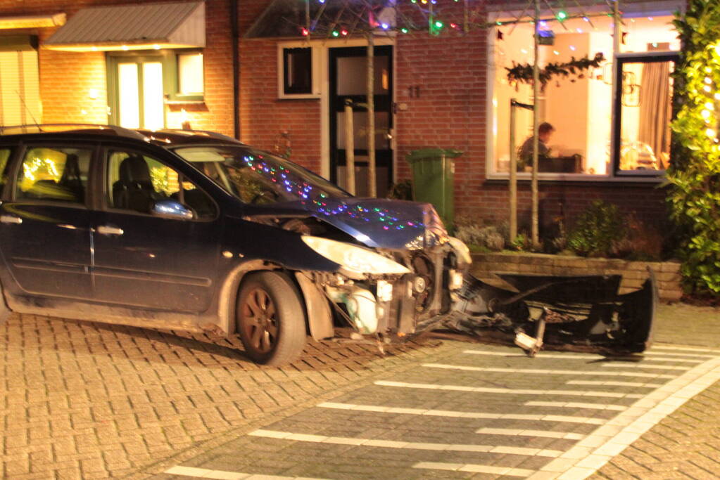 Personenauto komt tot stilstand tegen boom