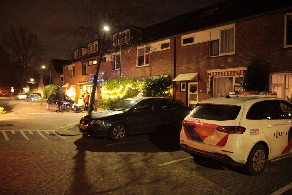 Personenauto komt tot stilstand tegen boom