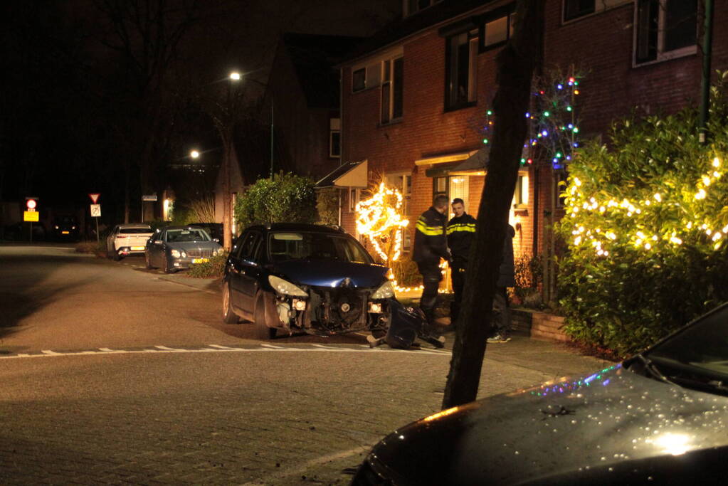 Personenauto komt tot stilstand tegen boom