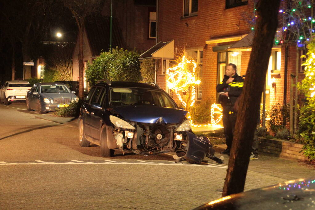 Personenauto komt tot stilstand tegen boom