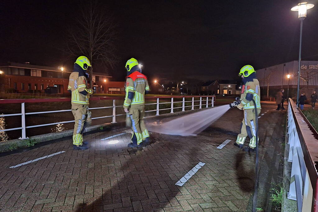 Buitenbrand op brug snel geblust