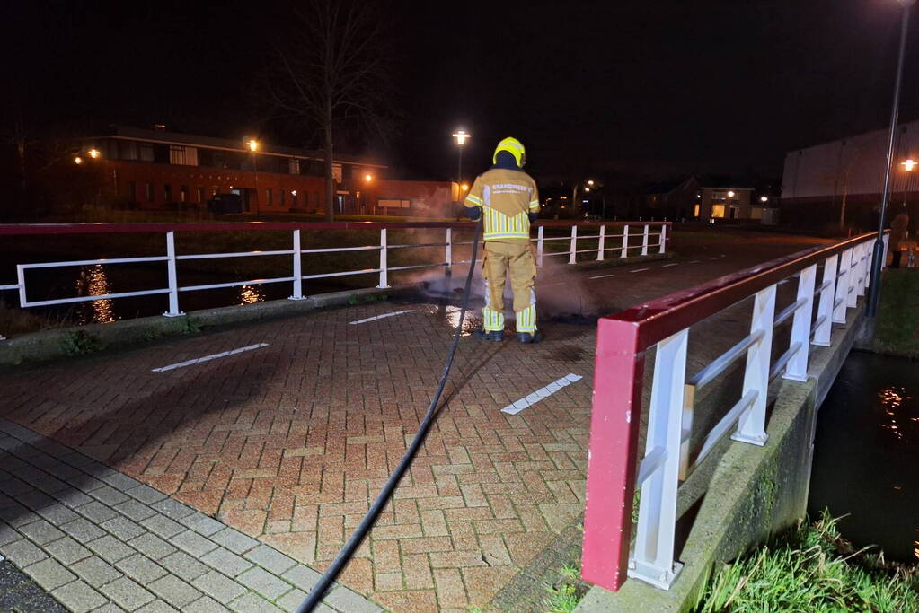 Buitenbrand op brug snel geblust