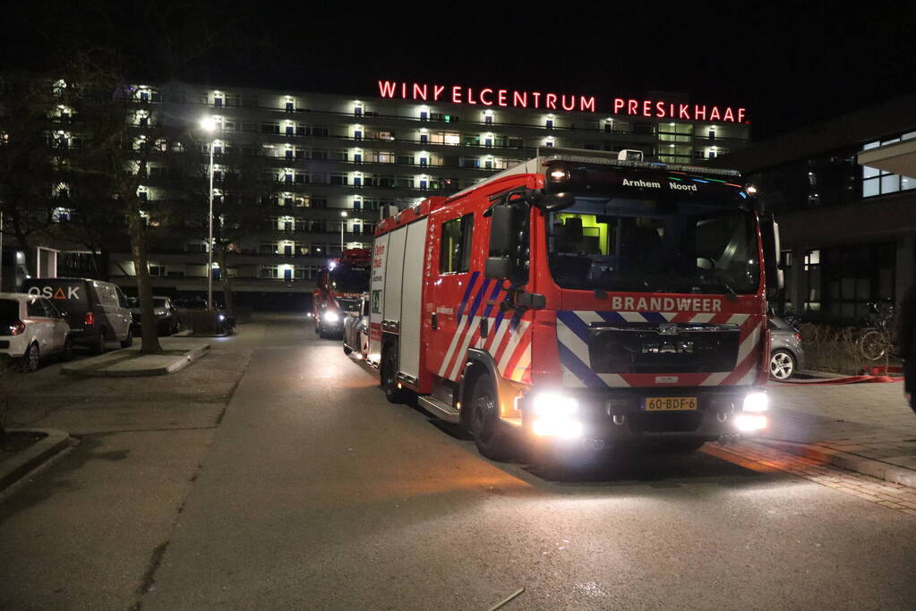 Hulpdiensten doen onderzoek naar mogelijke brand in appartementcomplex