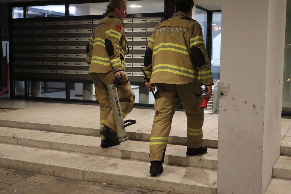 Hulpdiensten doen onderzoek naar mogelijke brand in appartementcomplex