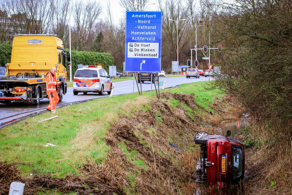 Automobilist belandt met auto in de sloot